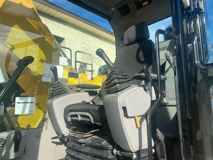 Used 2015 CAT 326FL/ with thumb