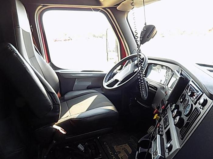 Used 2019 Freightliner Cascadia 126 **Automated Transmission**