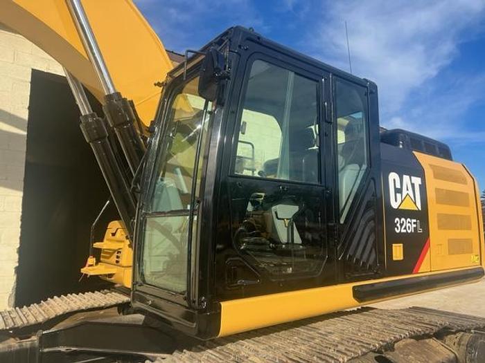 Used 2015 CAT 326FL/ with thumb
