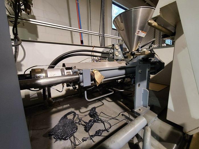Used Battenfeld BA 1500 CDC Injection Molding Machine with Robot 165 Ton 9.5 ounce