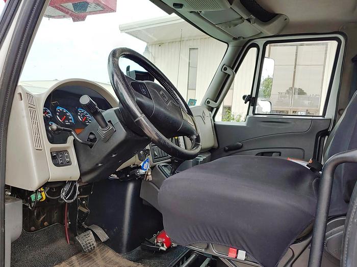 Used Elliott L55R Sign Crane on 2019 International 4300 Reg Cab Flatbed Truck - M97257