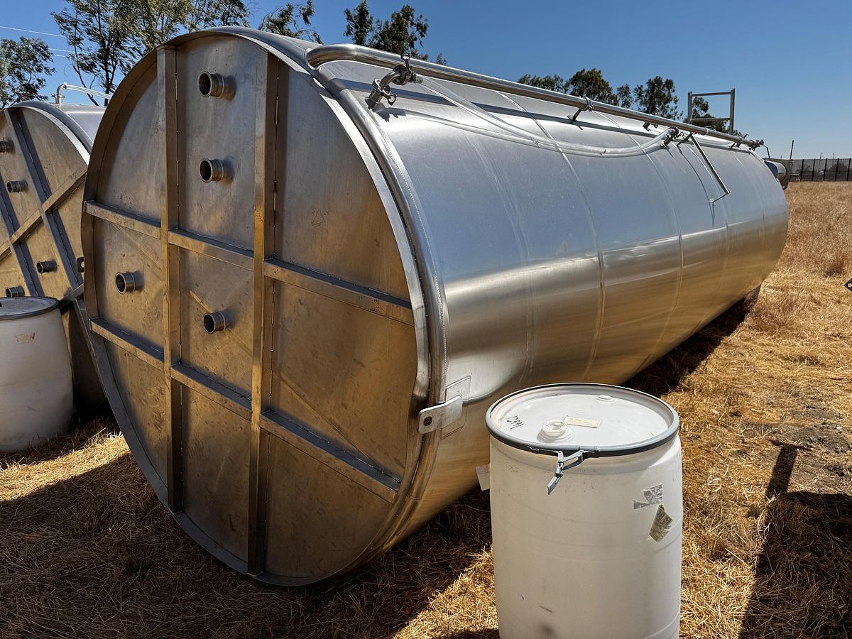 Used Tank, 6,870 Gallon (26,000 Liter), 7' Diameter, Stainless Steel, Vertical #5991407