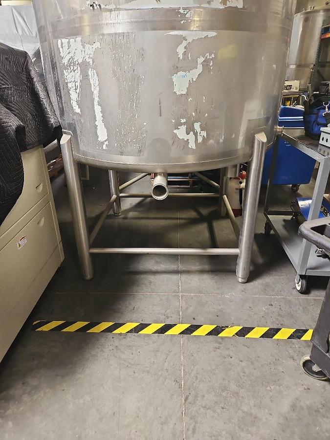 Used Tank, 800 Gallon, Stainless Steel, Sloped Bottom, 4 Leg Mounted, #5991725