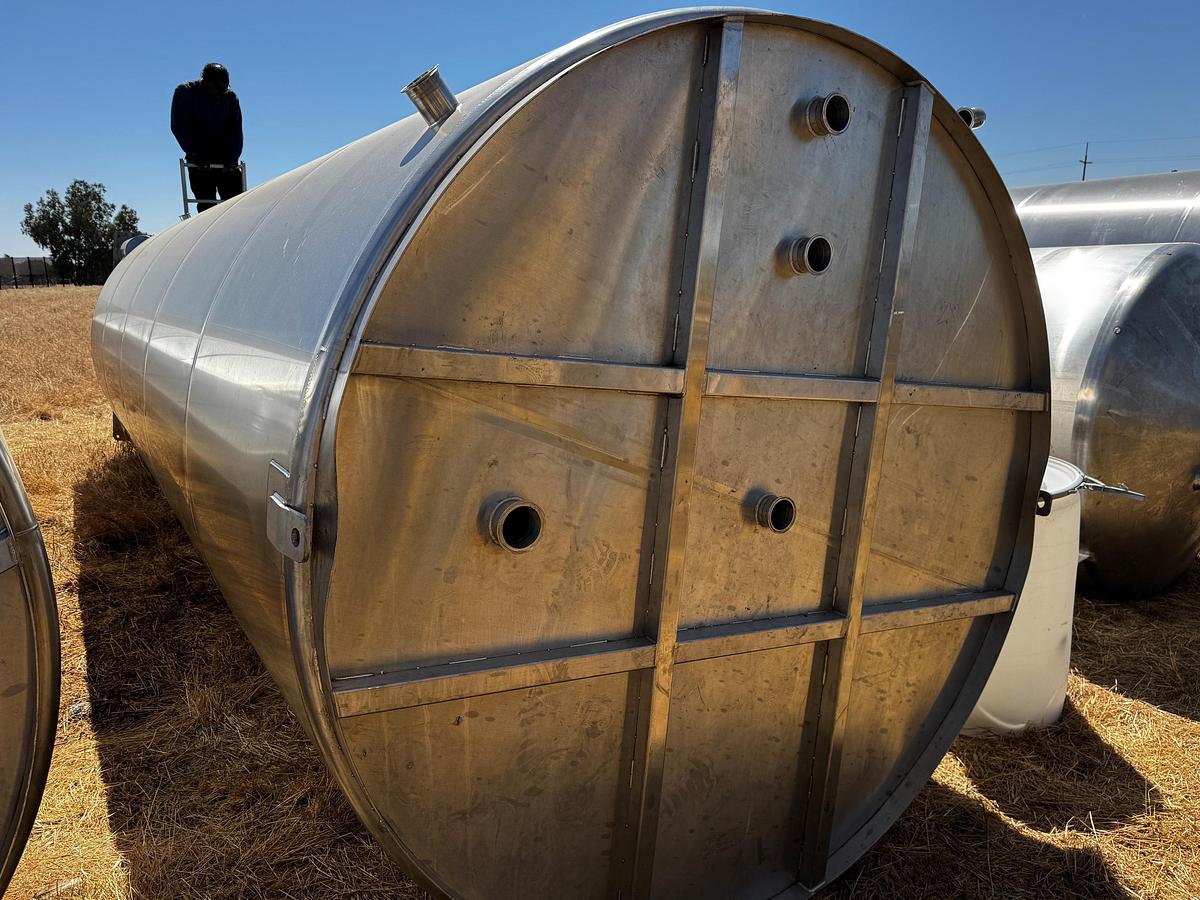 Used Tank, 6,870 Gallon (26,000 Liter), 7' Diameter, Stainless Steel, Vertical #5991407