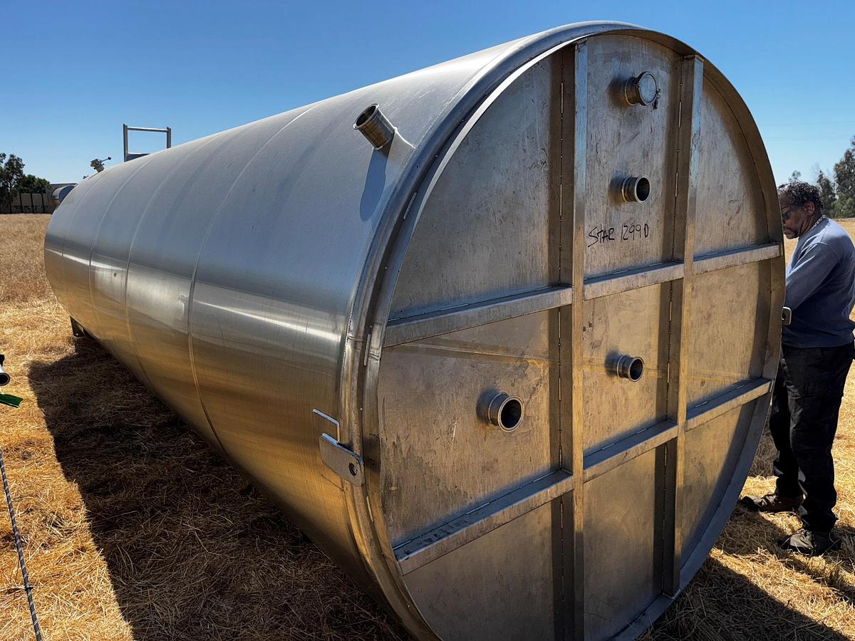 Used Tank, 6,870 Gallon (26,000 Liter), 7' Diameter, Stainless Steel, Vertical #5991376