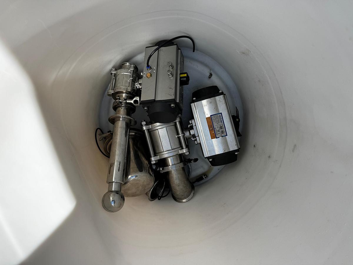 Used Tank, 6,870 Gallon (26,000 Liter), 7' Diameter, Stainless Steel, Vertical #5991408