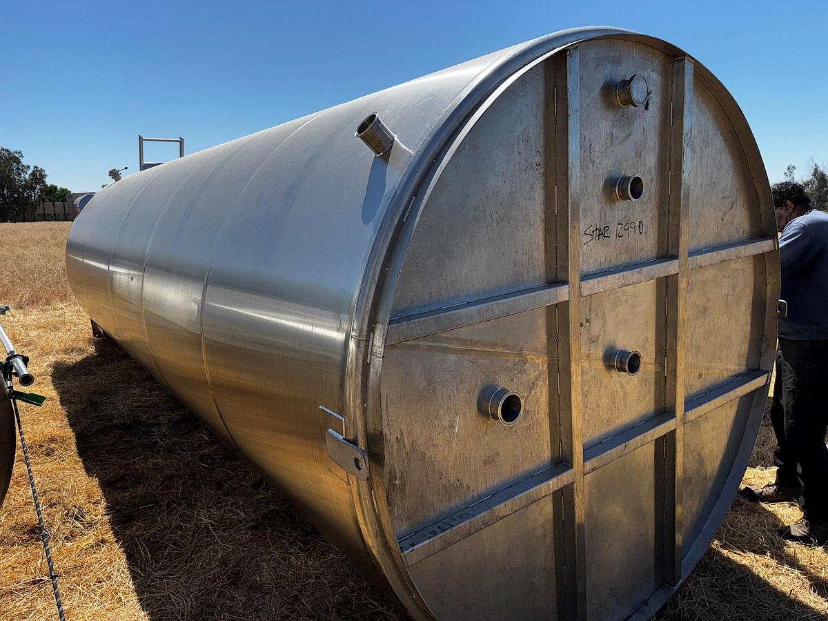 Used Tank, 6,870 Gallon (26,000 Liter), 7' Diameter, Stainless Steel, Vertical #5991376