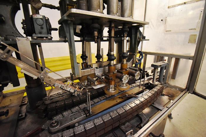 Used Capper, Resina, Model U40 282, Screw Capper, Cap Feeder #5991086