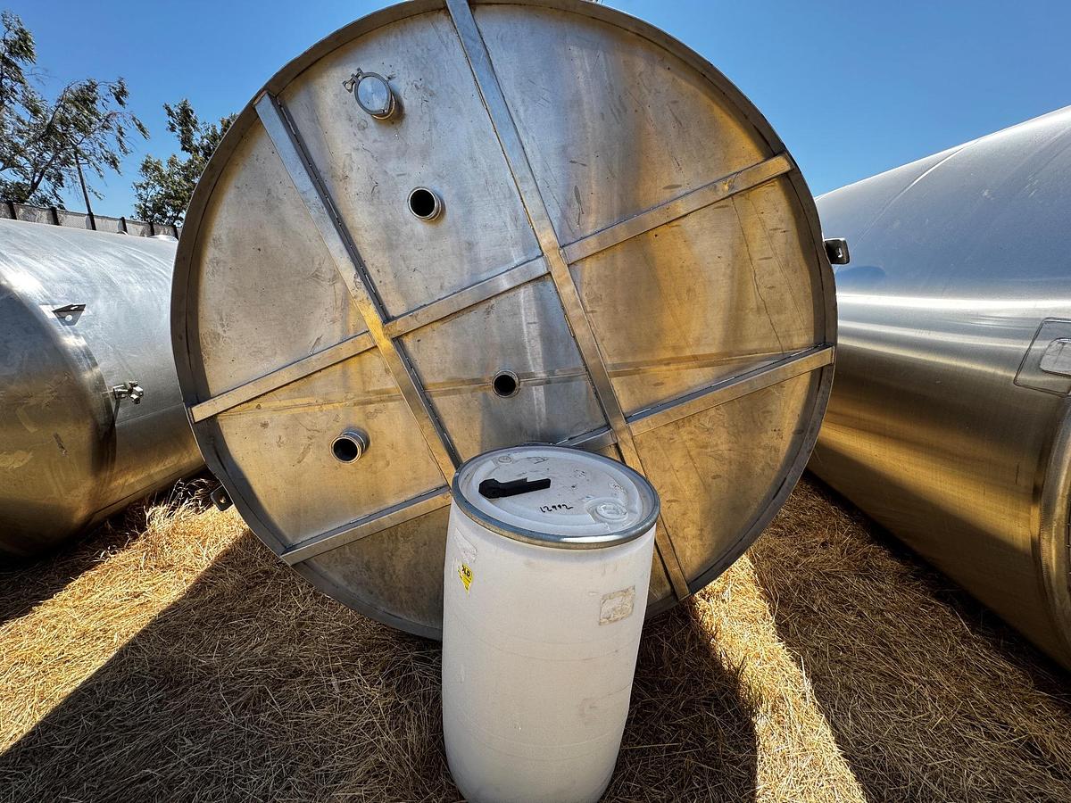 Used Tank, 6,870 Gallon (26,000 Liter), 7' Diameter, Stainless Steel, Vertical #5991408