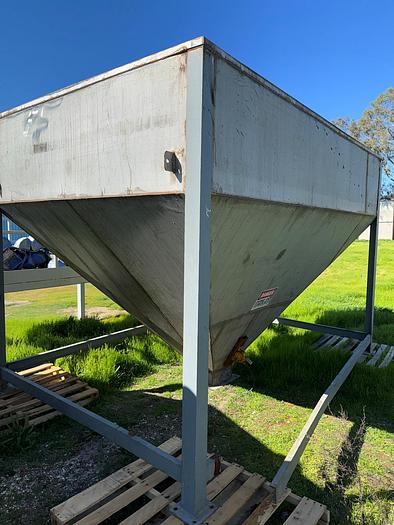 Used Hopper, 275 CF, Stainless Steel, Doyle, 12'Lx 8'W x 9'H, With Covers #S745480