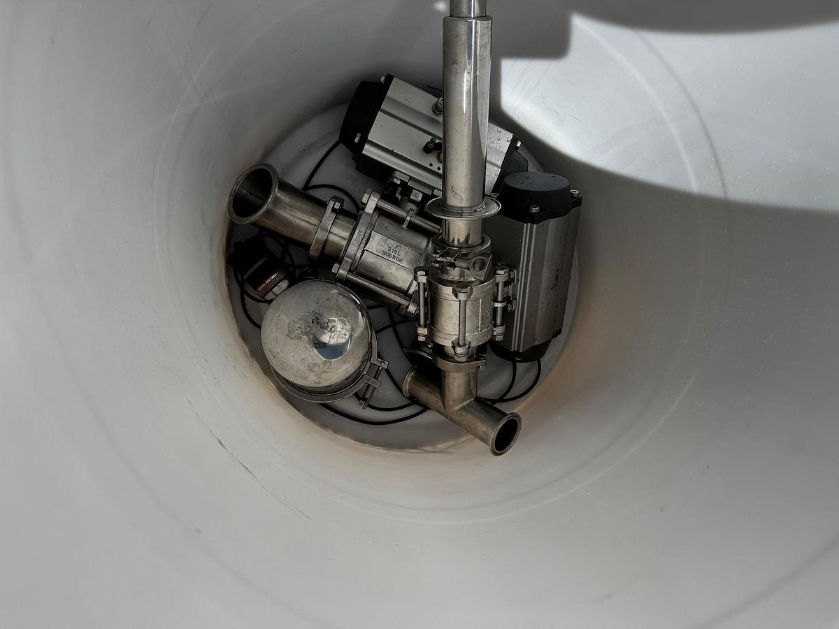 Used Tank, 6,870 Gallon (26,000 Liter), 7' Diameter, Stainless Steel, Vertical #5991407