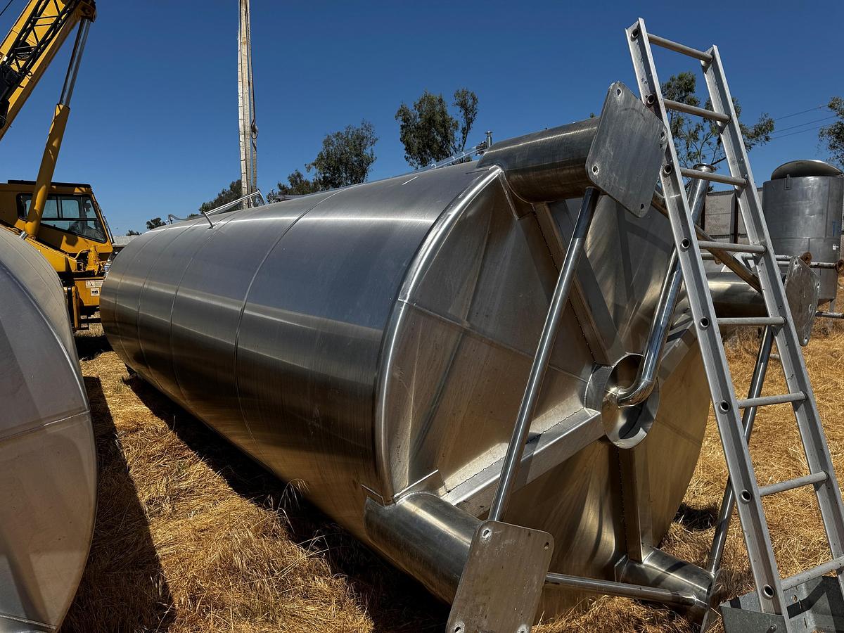 Used Tank, 6,870 Gallon (26,000 Liter), 7' Diameter, Stainless Steel, Vertical #5991408