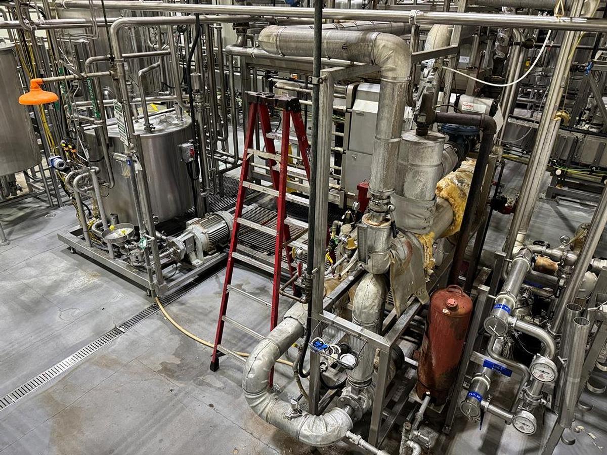 Used Bottling Line, 400 BPM, US Bottlers Filler, Krones Labelers, Fuji Intersleeve, Kisters Packer, #5991610