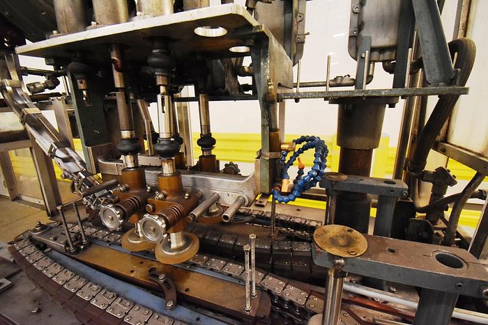 Used Capper, Resina, Model U40 282, Screw Capper, Cap Feeder #5991086