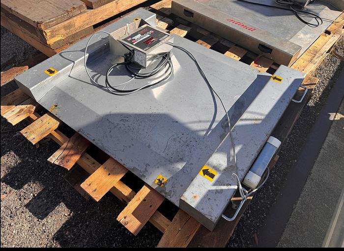 Used Scale, Platform, 30" x 30", 2,500 lbs, Stainless Steel, Cardinal Scale, Ramp #5991250