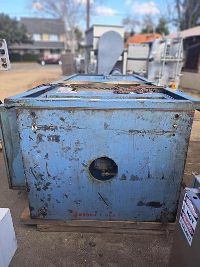 Used Press, Platen, Hydraulic, 300-Ton, 36” x 26” surface, 3000 PSI #S745387