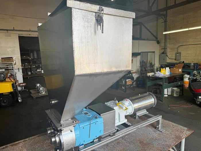 Used Pump, Positive, Waukesha, Model 224, 10 HP, Rectangular Flange, Feed Hopper #S745409