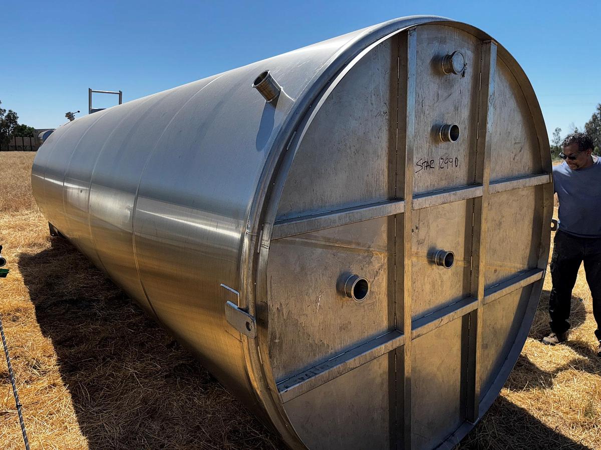 Used Tank, 6,870 Gallon (26,000 Liter), 7' Diameter, Stainless Steel, Vertical #5991376