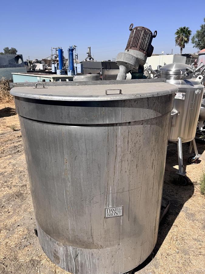 Used Tank, 275 Gallon, Stainless Steel, Lightnin 1.5 HP Agitator, #5991974