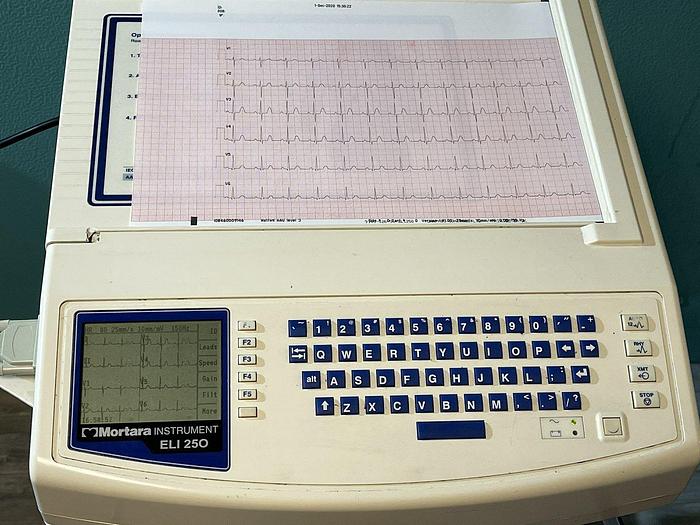 Gebraucht Mortara Instrument ELI 250 EKG Gerät auf Trolley mit EKG Kabel