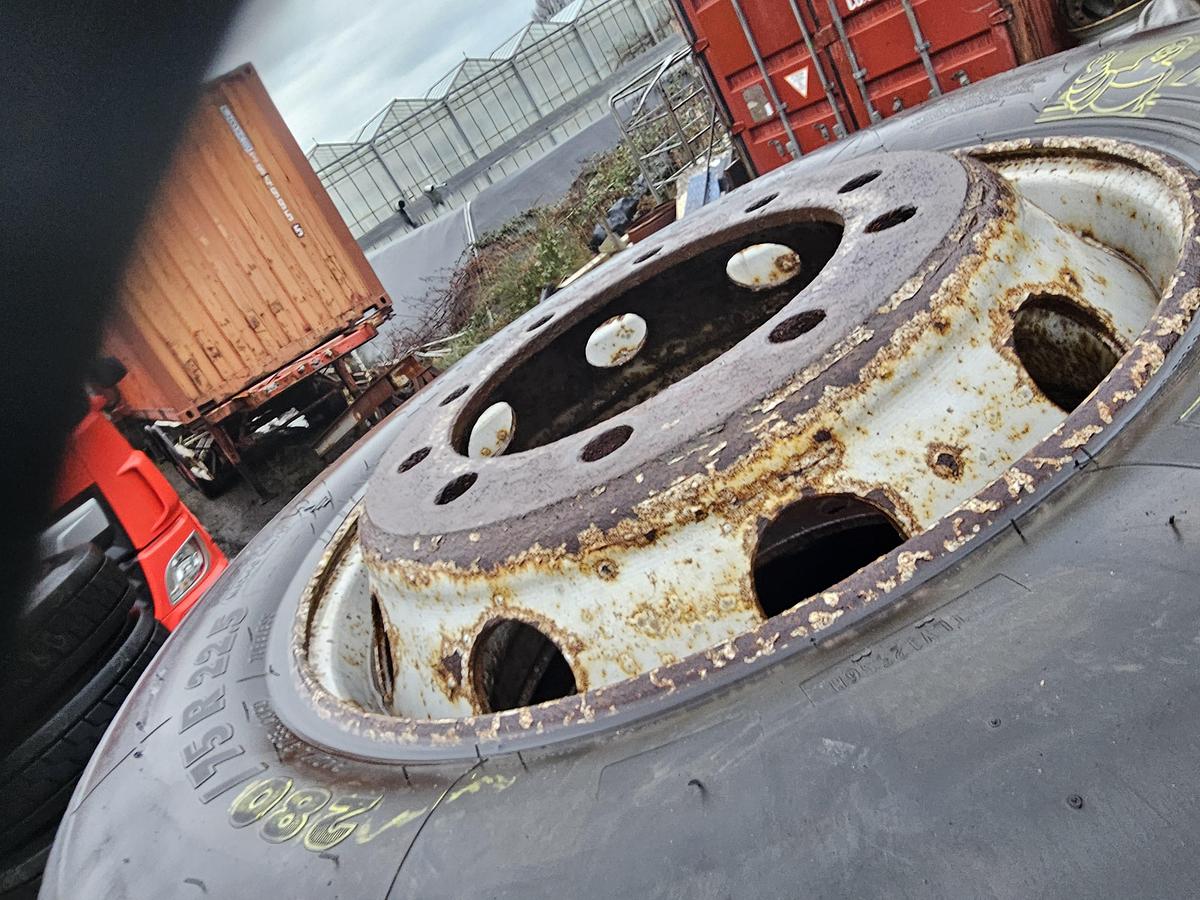 Gebruikt 2015 MICHELIN 280/75 R 22.5 TERMNAL TRACTOR TIRE EXTRA HEAVY DUTY.