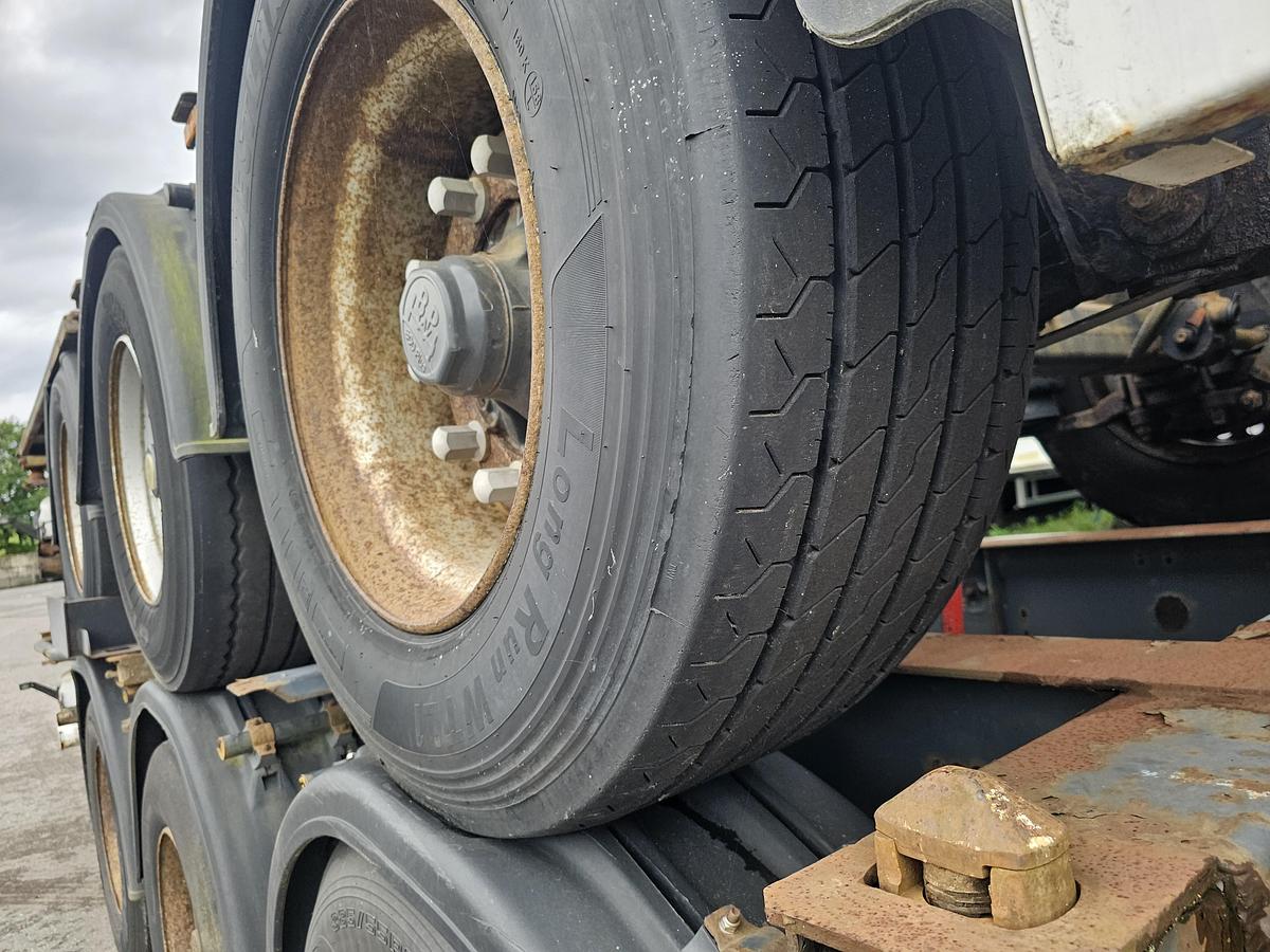 Gebruikt 2006 Krone sd- fixed 40 foot chassis - with 2 x 20 foot connection -20 foot middle - the one above