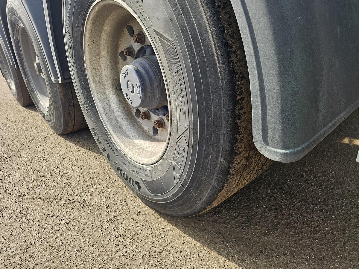 Gebruikt 1998 Van Hool 30 foot container chassis | tank container transport | saf Drum.