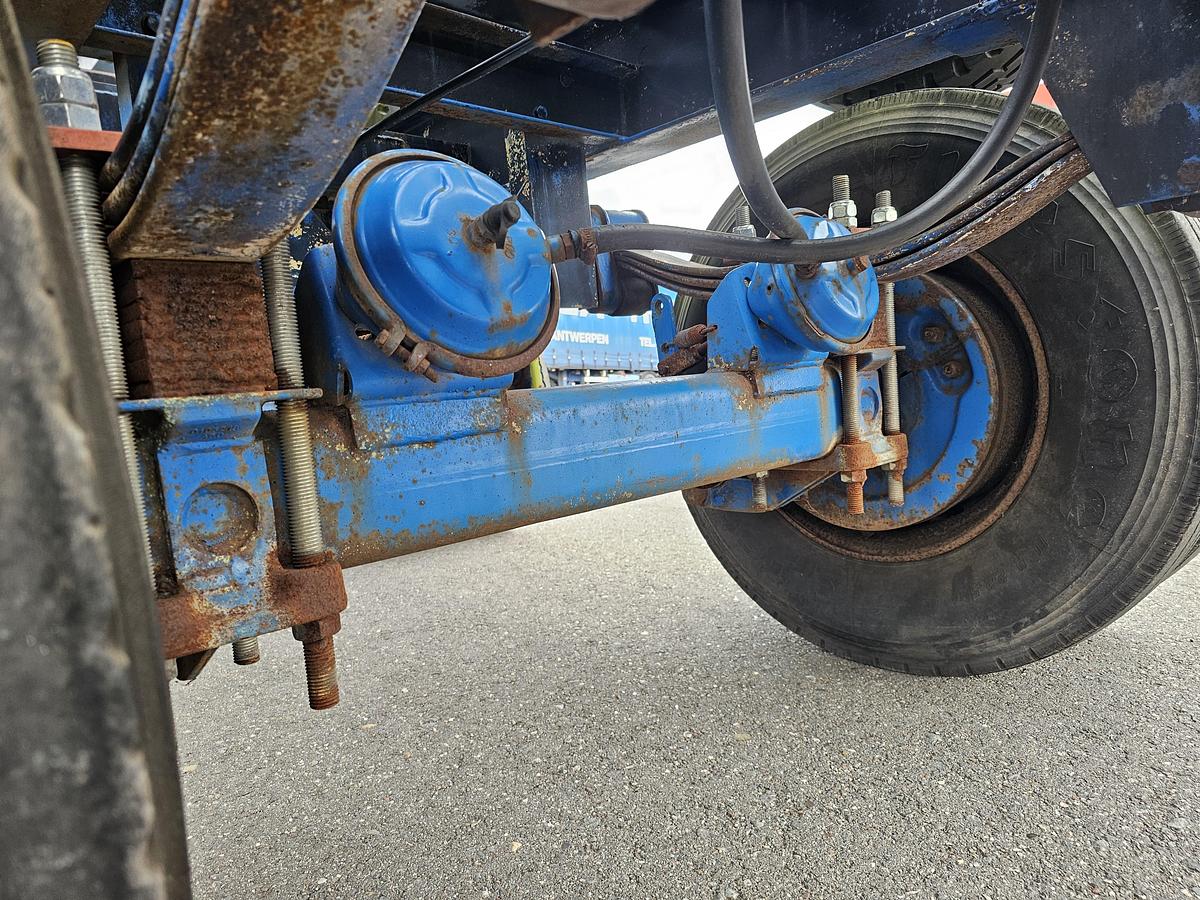 Used 1990 divers 40 ft gooseneck  steel suspension double tires.