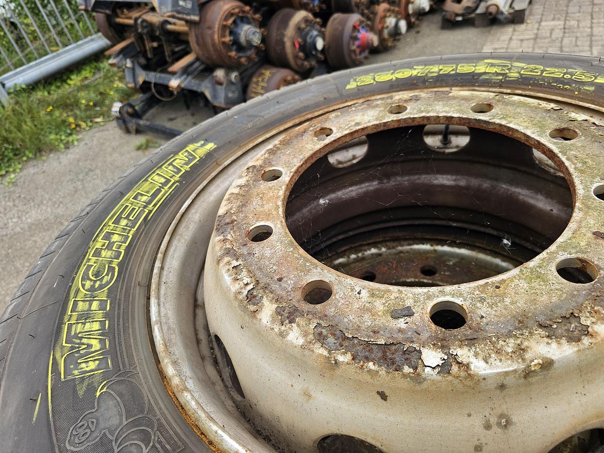 Used 2010 MICHELIN 280/75 R 22.5 TERMINAL |TREKKER BANDEN |LOADINDEX 168| 5800 kg per band . industrieband.