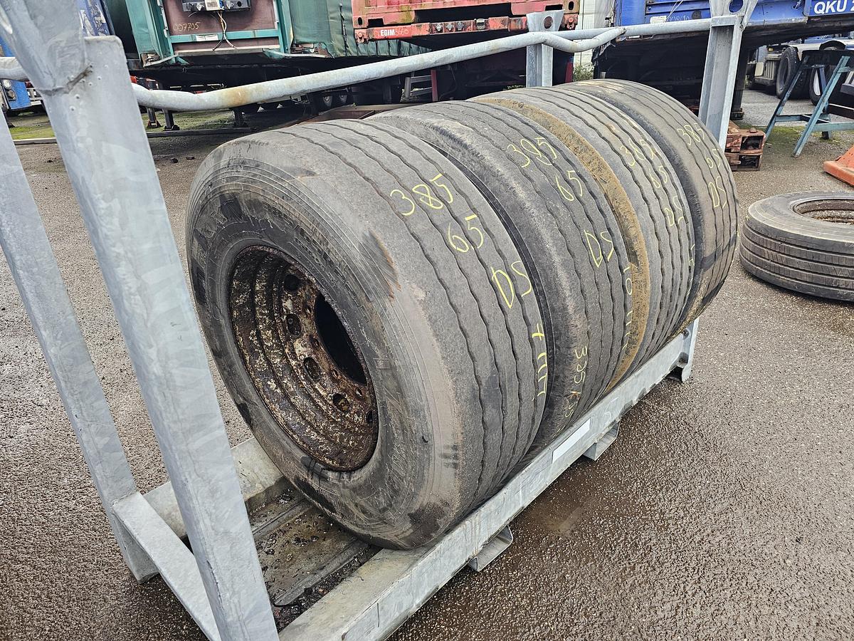 Gebruikt CONTINENTAL  BRIDGESTONE. TRAILER TIRE