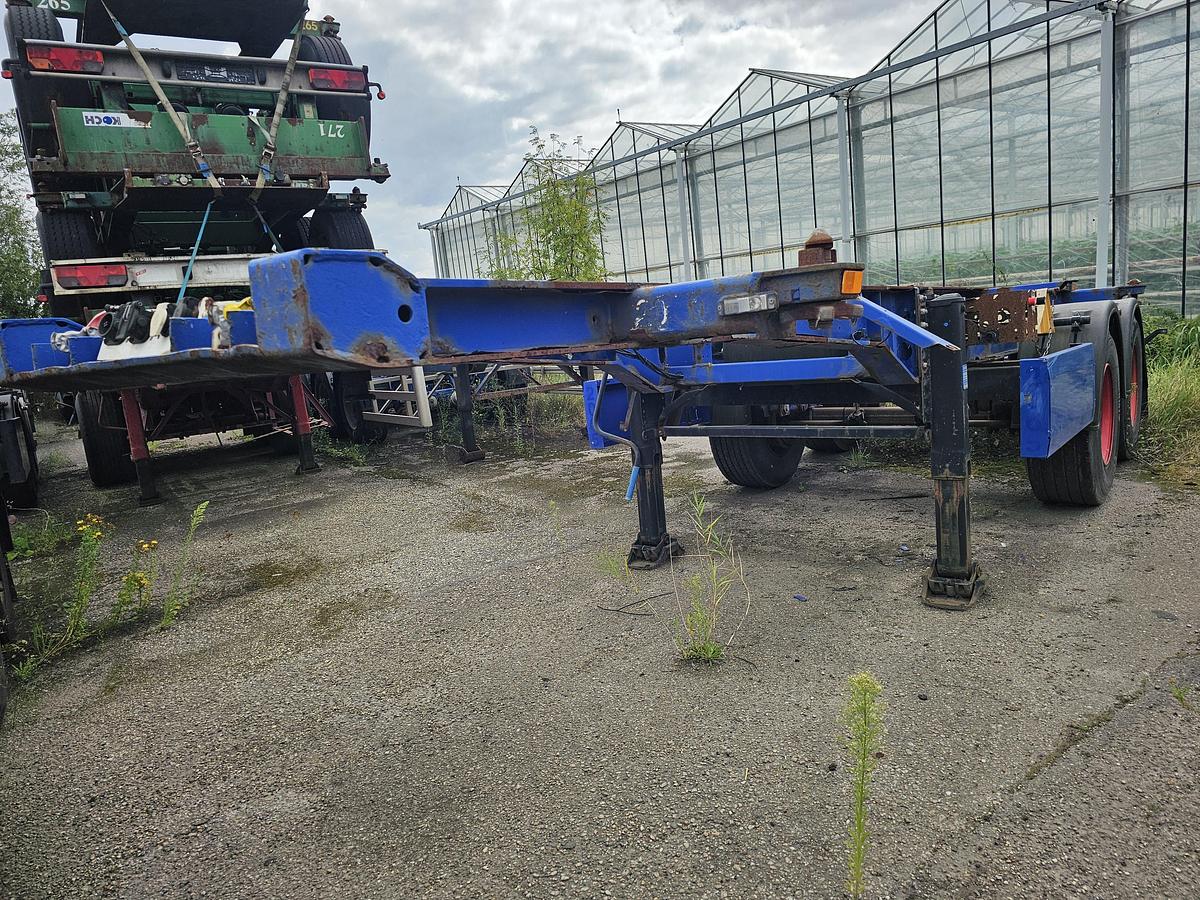 Used 2009 KRONE SZ| 20 FOOT CHASSIS | BPW DRUM | NEW BRAKES| GOOD TIRES| STEEL SPRINGS.