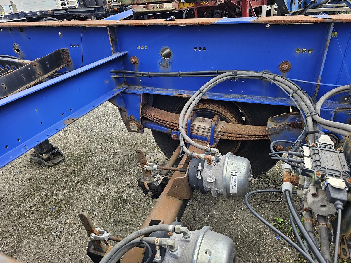 Used 2009 KRONE SZ| 20 FOOT CHASSIS | BPW DRUM | NEW BRAKES| GOOD TIRES| STEEL SPRINGS.