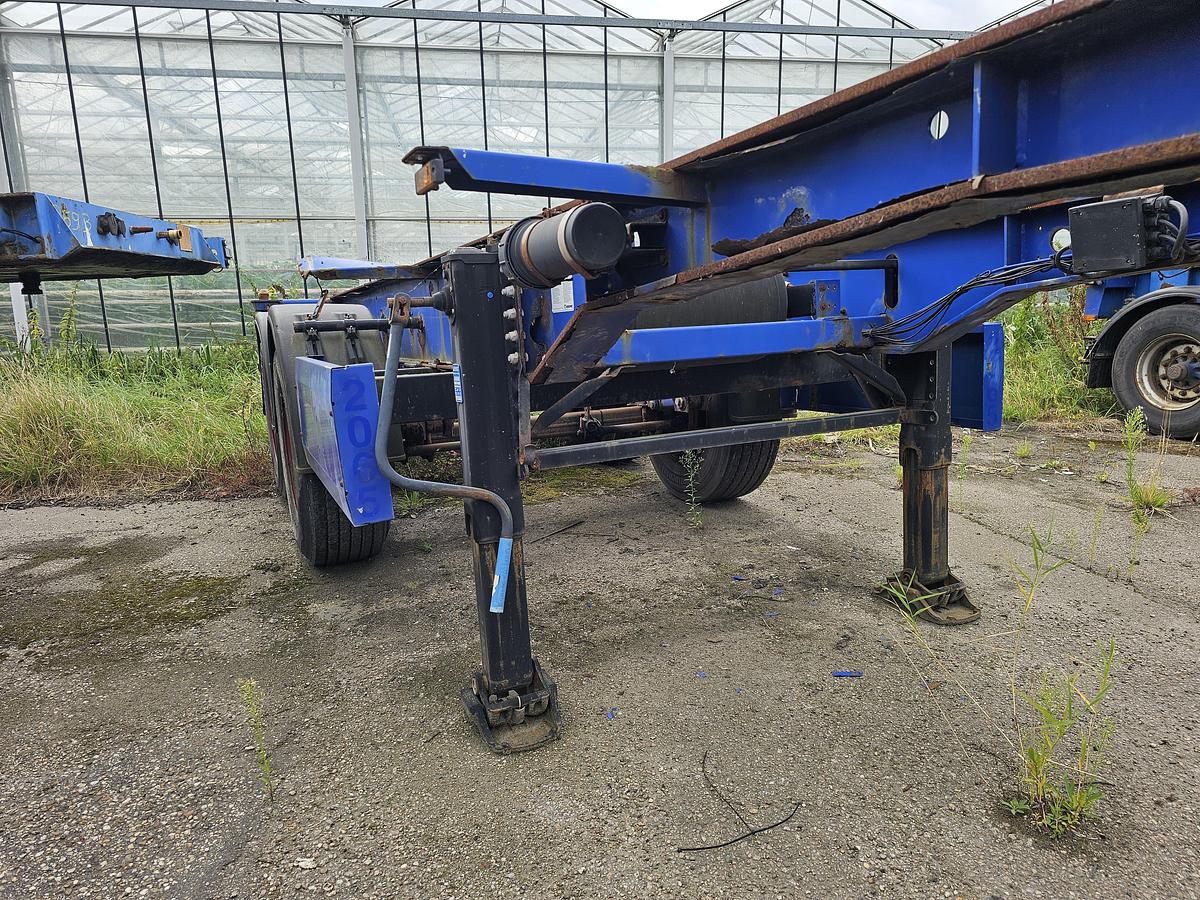 Used 2009 KRONE SZ| 20 FOOT CHASSIS | BPW DRUM | NEW BRAKES| GOOD TIRES| STEEL SPRINGS.