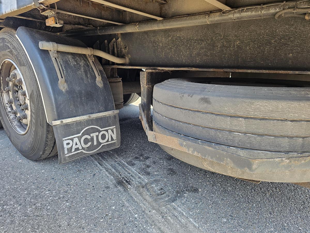 Gebruikt 2004 PACTON T3 001 /3 axle curtainsider /saf disc/ apk tuv/13-03-2027.