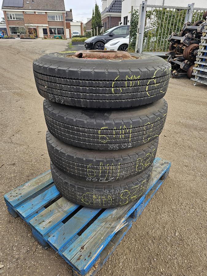 Gebruikt 1990 PIRELLI FR 12 825/R 15 | LOWLOADER TIRES.