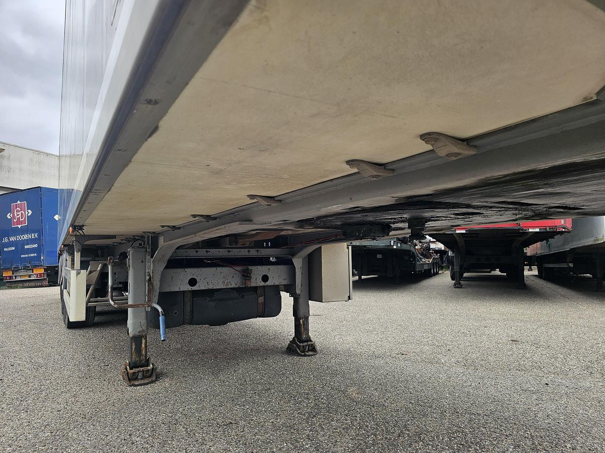 Gebruikt 2012 CHEREAU B3 /CITY TRAILER /STEERING AXLE/LIFT AXLE / 11.80 LONG /LOADING LIFT/ BPW DISC / CARRIER FRIDGE.