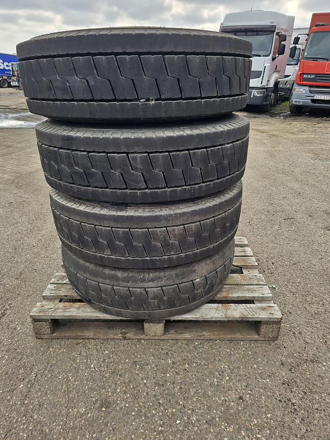 Used 2010 MICHELIN 280/75 R 22.5 TERMINAL |TREKKER BANDEN |LOADINDEX 168| 5800 kg per band . industrieband.