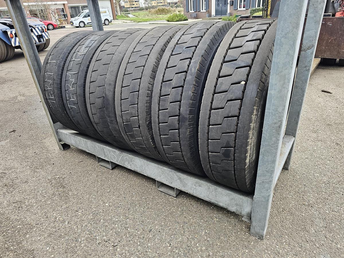 Gebruikt 2005 MICHELIN 280/75 R 22.5 TERMNAL TRACTOR TIRE EXTRA HEAVY DUTY.
