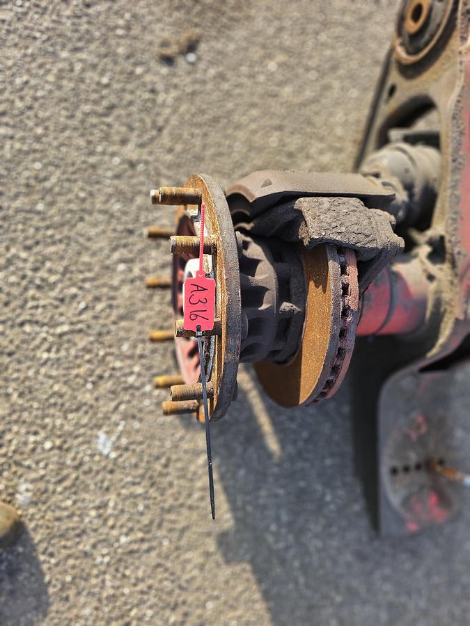 Gebruikt 2005 Saf TRAILER AXLE  DISC BRAKES 3 PIECES.