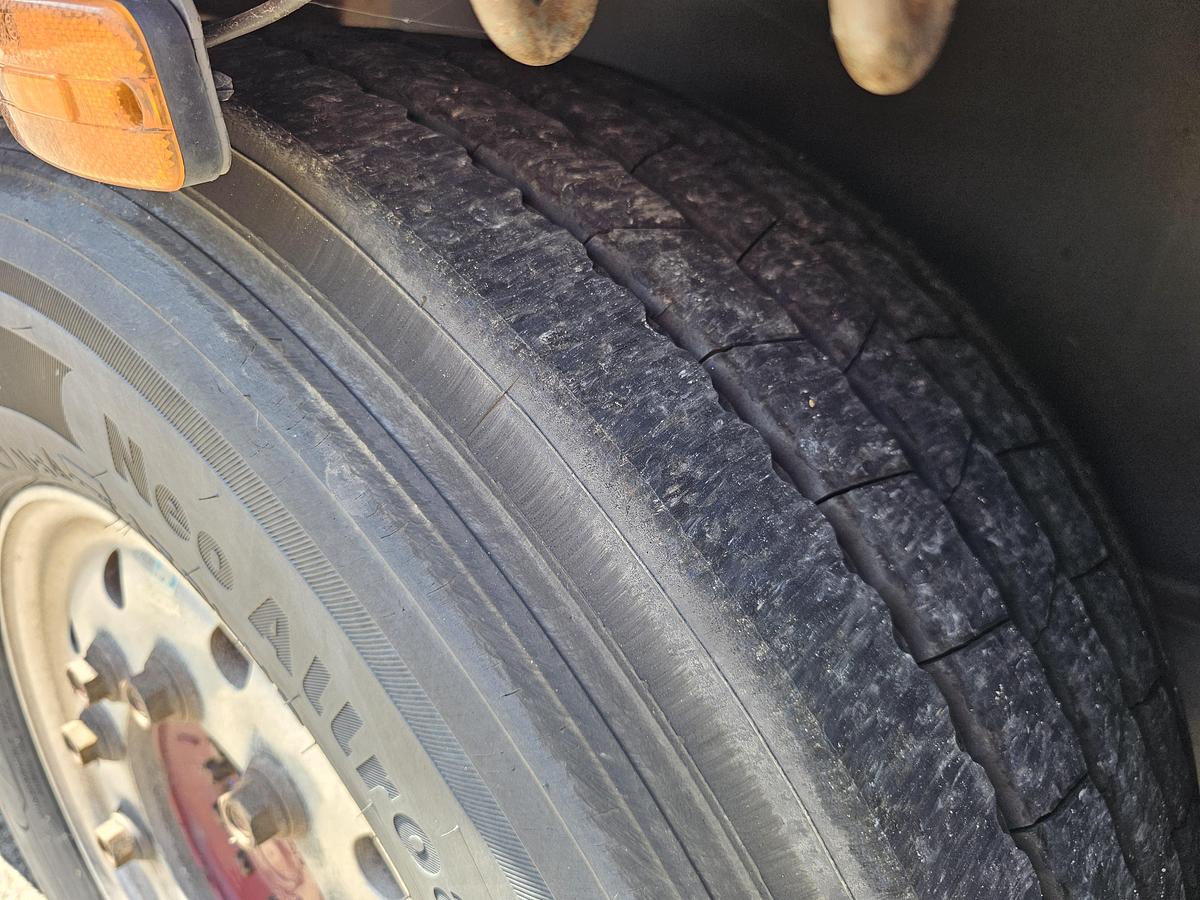 Used 2000 schmitz S01 | SLIDING ROOF | 2 LIFT AXLES| NICE HOLLAND TRAILER| SAF DISC.