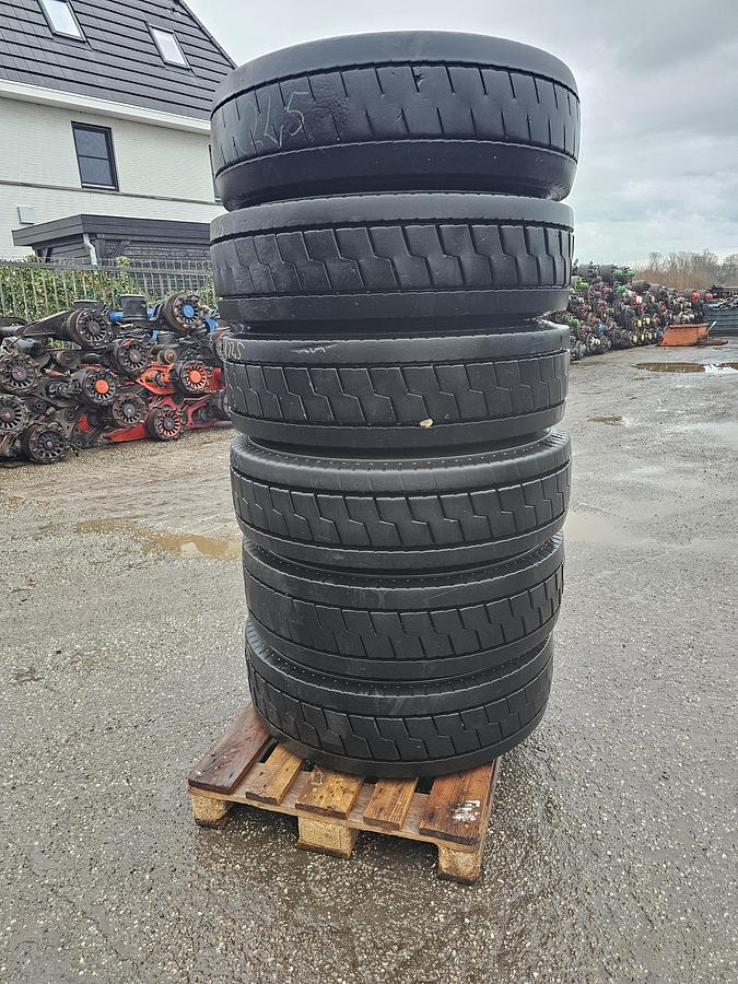 Gebruikt 2015 MICHELIN 280/75 R 22.5 TERMNAL TRACTOR TIRE EXTRA HEAVY DUTY.