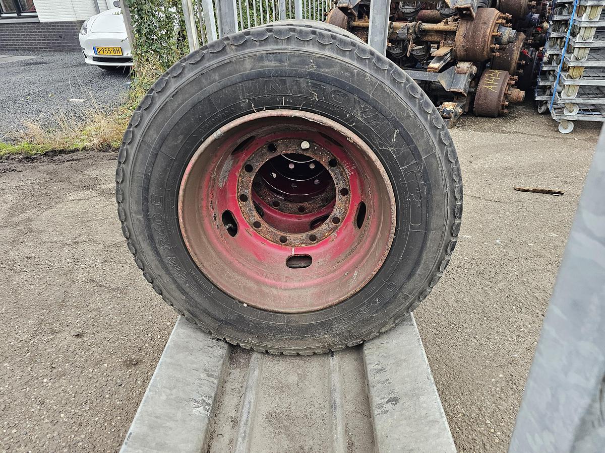 Gebruikt 2000 UNIROYAL 9 R 22.5