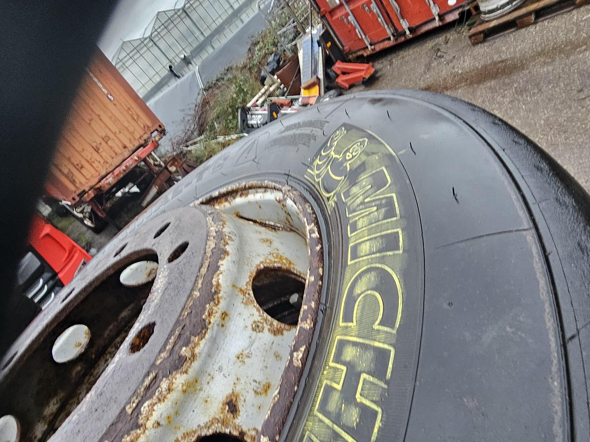 Gebruikt 2015 MICHELIN 280/75 R 22.5 TERMNAL TRACTOR TIRE EXTRA HEAVY DUTY.