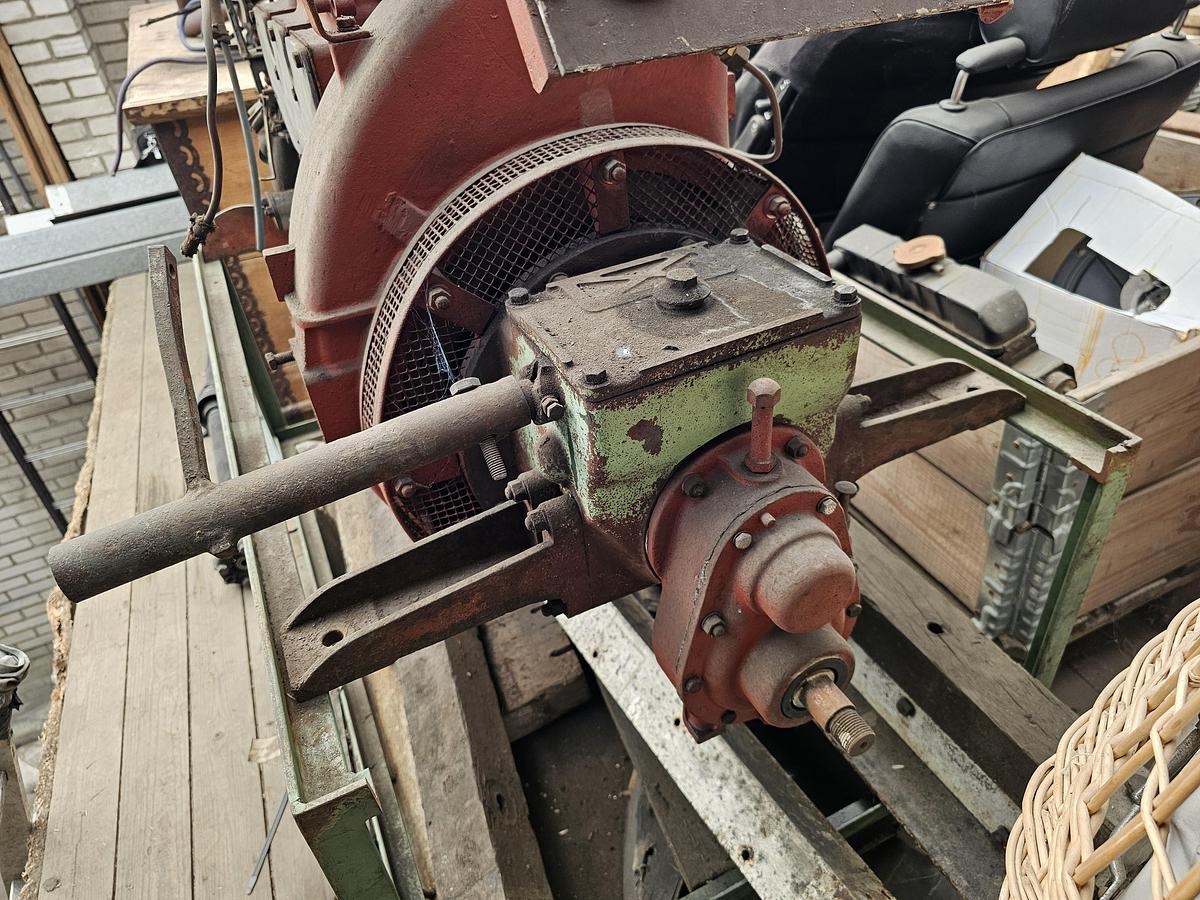 Used 1945 LISTER 15 HP OLD SHIPS DIESEL ENGINE WITH  REVERSING CLUTCH