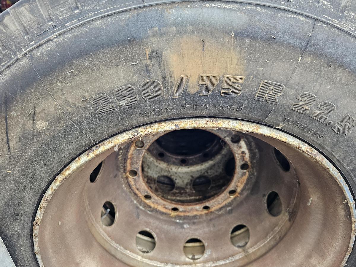 Gebruikt 2005 MICHELIN 280/75 R 22.5 TERMNAL TRACTOR TIRE EXTRA HEAVY DUTY.