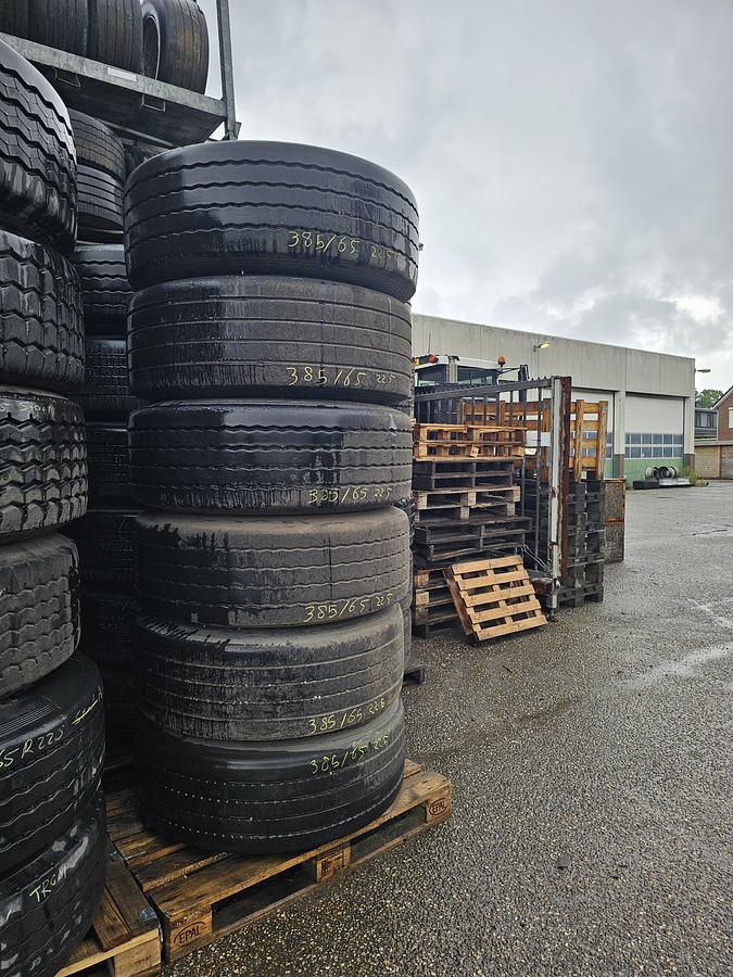 Used 2010 Bridgestone / Dunlop / Firestone 385 /65 and 385/55 R 22.5
