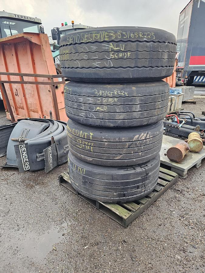 Gebruikt BRIDGESTONE , CONTI  TRAILER TIRE