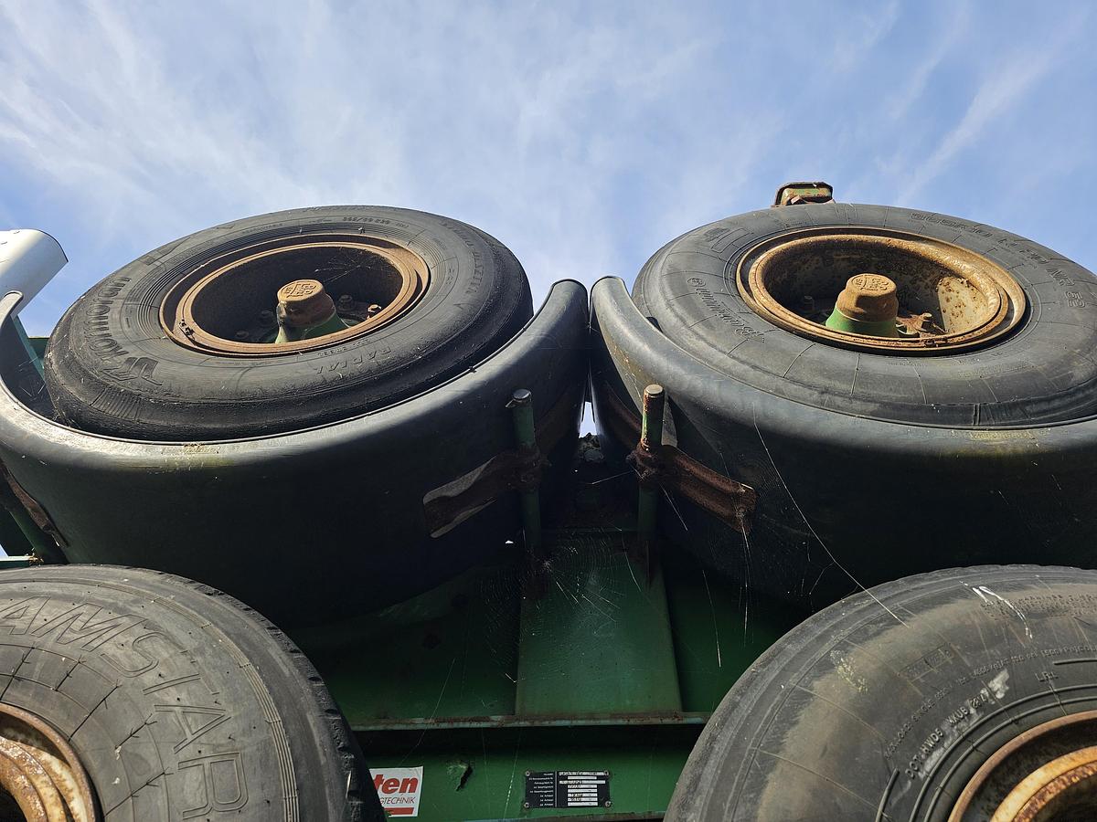 Used 1996 stack of 20 foot chassis groenewegen and Renders Bpw drum Steel suspension. 20 foot