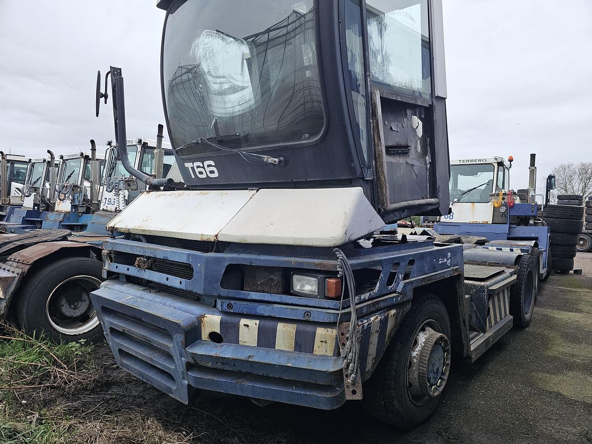 Gebruikt 2007 TERBERG 3 sloop terminal trekkers  RT 282 / RT 283  voor onderdelen  niet gedemonteerd..