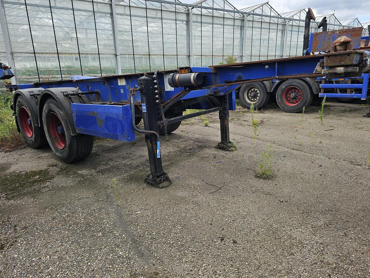 Used 2009 KRONE SZ| 20 FOOT CHASSIS | BPW DRUM | NEW BRAKES| GOOD TIRES| STEEL SPRINGS.